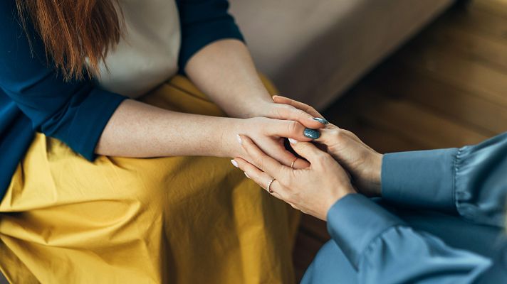 Telediario 1 - Vulnerabilidad y precariedad laboral: las "cadenas" y "pistolas" invisibles que atan a las mujeres a la prostitución