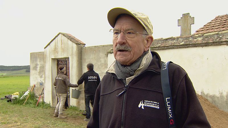 Trabajos en la fosa del cementerio de Mojados (Valladolid) | Ver ahora