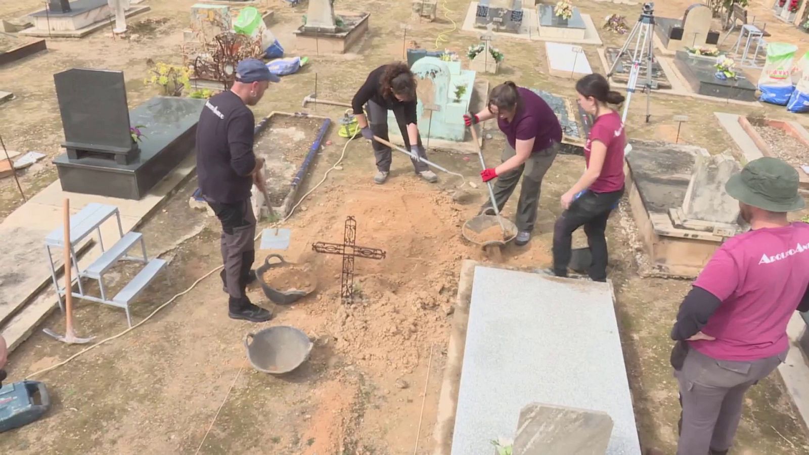 Apertura de la fosa 177 del cementerio de Paterna (Valencia) | Ver ahora