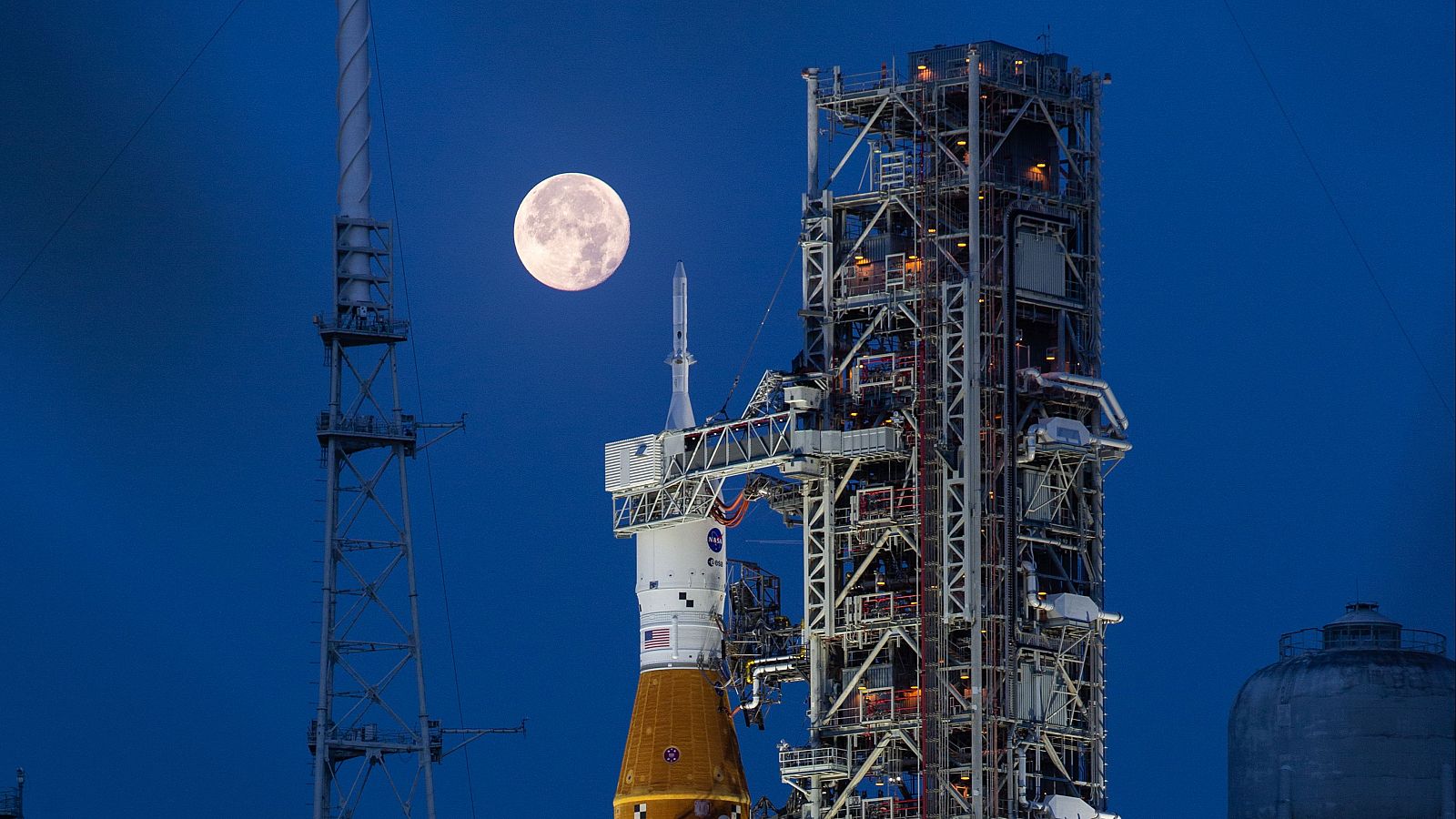 La NASA vuelve a la Luna después de más de 50 años - Telediario 1 | Ver