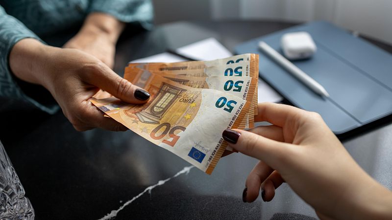 El BCE concluye que la gente recurre al efectivo durante las crisis - Telediario 1 | Ver