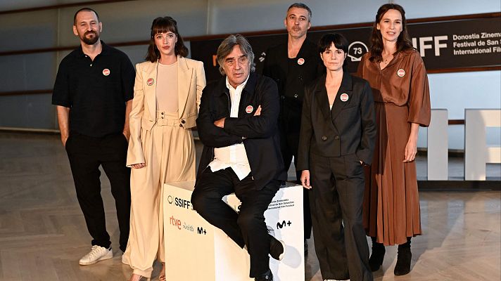 Telediario 1 - Díaz Yanes presenta 'Un fantasma en la batalla' en San Sebastián