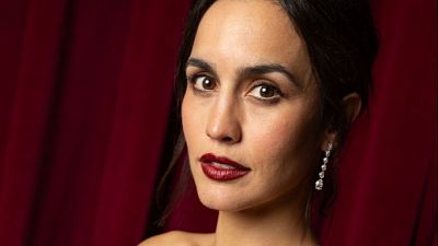 Megan Montaner y un txakoli con Ron Perlman