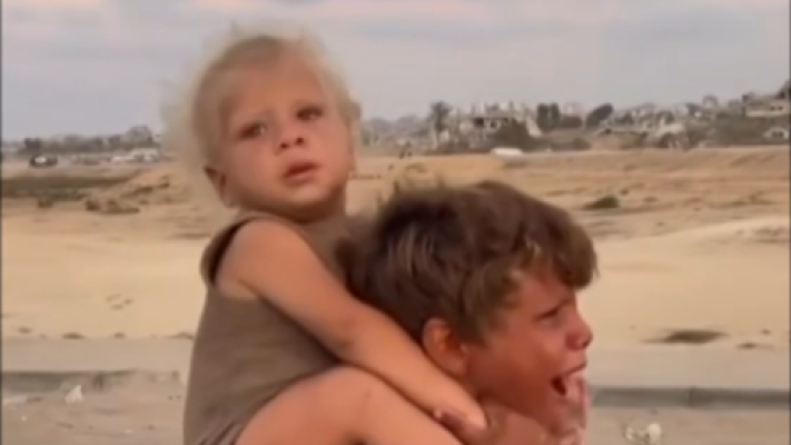 Telediario 2 - Los niños gazatíes del vídeo viral se reúnen con su familia