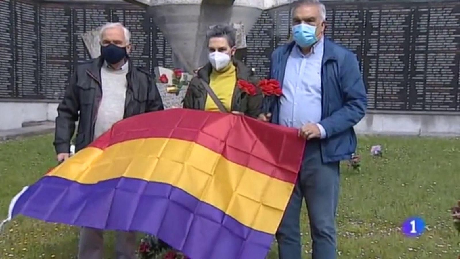 Ofrenda en la fosa del cementerio del Salvador en Oviedo (Asturias) | Ver ahora