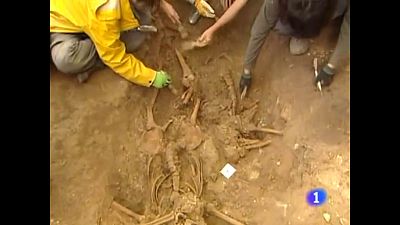 Exhumaci�n de una fosa en el cementerio de �greda (Soria) | Ver ahora