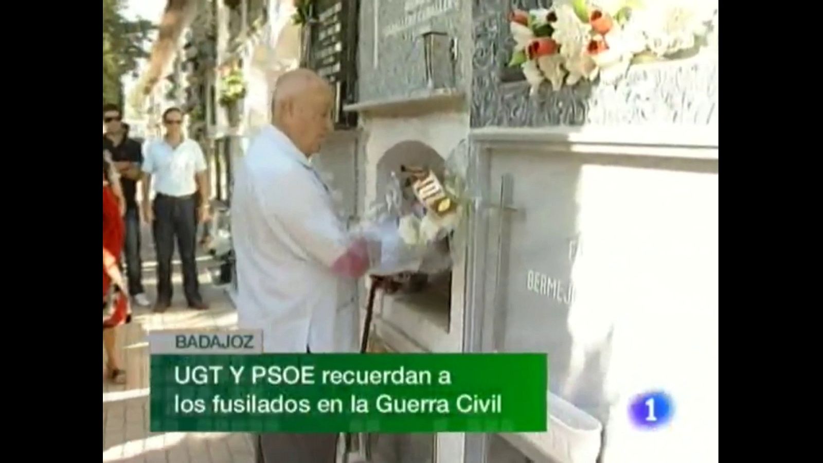 Homenaje a los fusilados en el cementerio de San Juan (Badajoz) | Ver ahora