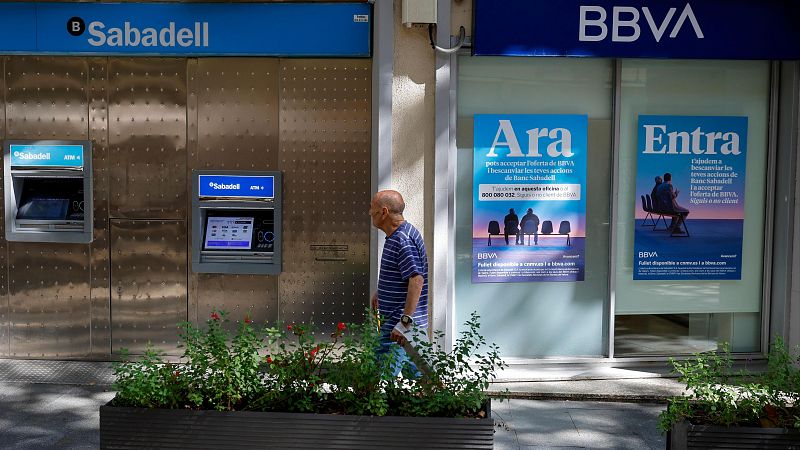 Guerra publicitaria entre el BBVA y Sabadell - Telediario 1 | Ver