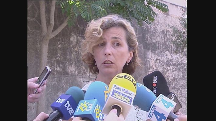 Informatiu Balear - Homenaje a las víctimas en la fosa del cementerio de Palma (Mallorca)