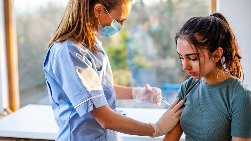 Expertos en salud pública piden a las autoridades sanitarias que se amplíe la vacunación de la gripe a los 18 años