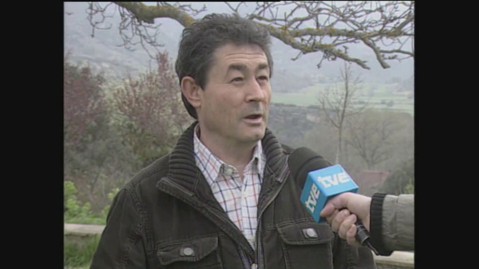 Homenaje en el cementerio de Valdenoceda (Merindad de Valdivielso, Burgos) | Ver ahora