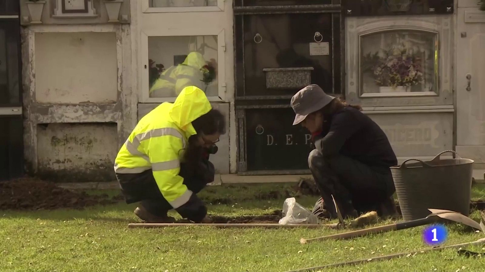 Exhumación de fosa en el cementerio de Santa María a Maior do Val en Narón (A Coruña) | Ver ahora