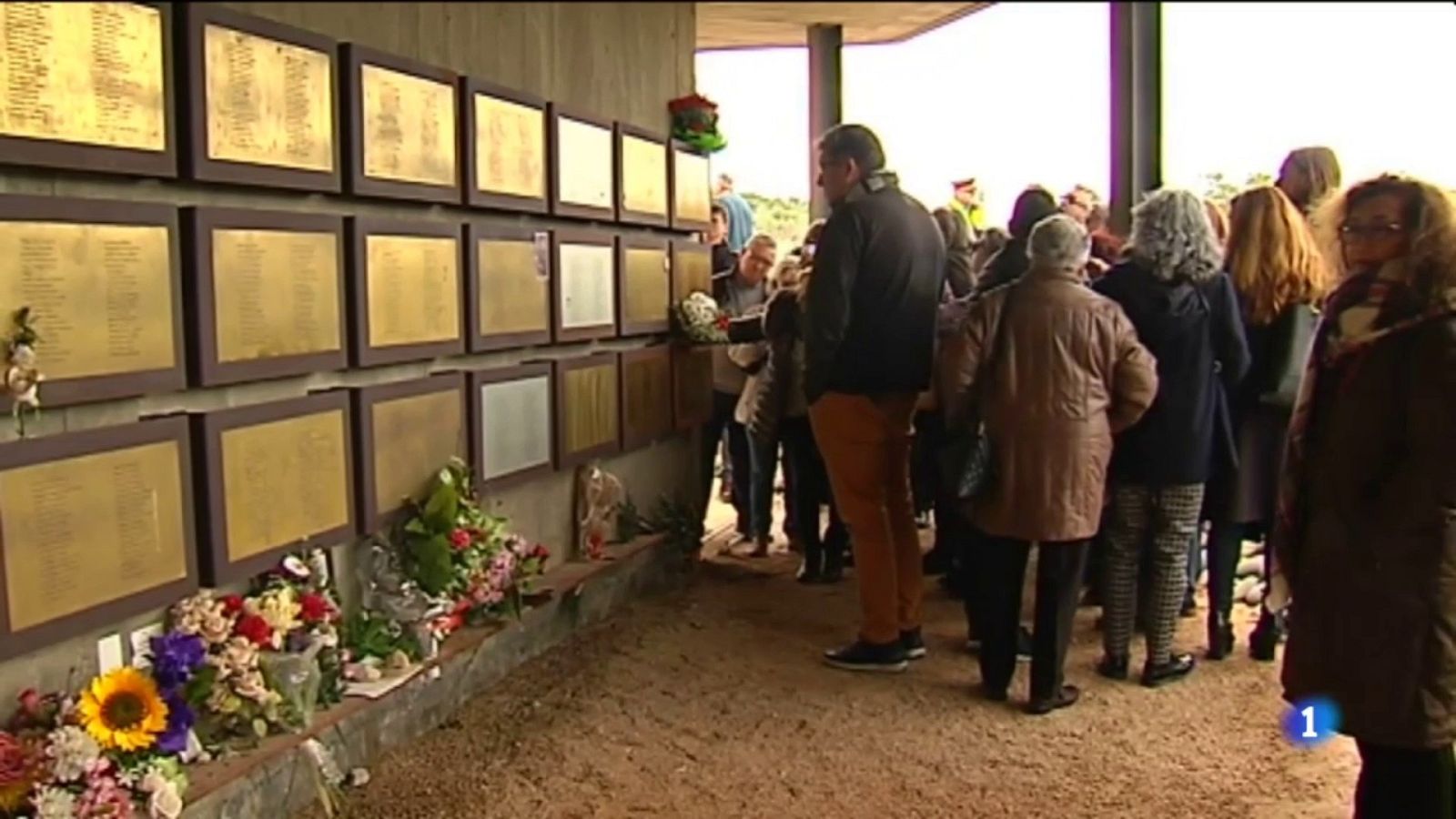 Nuevas placas recuerdan a las víctimas en les Camposines (Tarragona) | Ver ahora