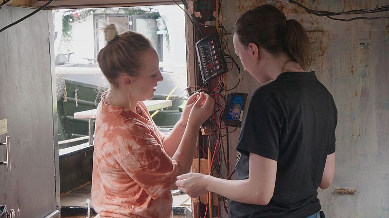 MI casa Flotante - Episodio 8: Bricolaje en su primer hogar en un barco de canal - Mi casa flotante | Ver