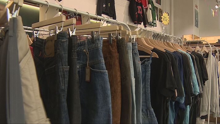 L'Informatiu - La compra de roba de segona mà esdevé una filosofia de vida