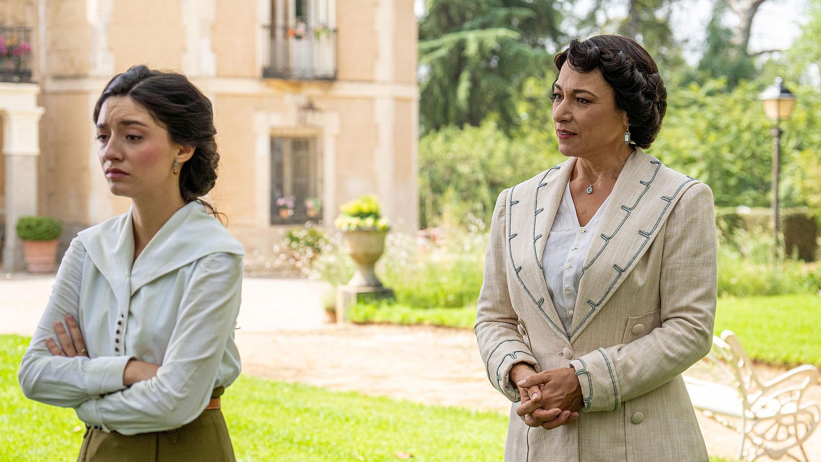 La Promesa - La amenaza de Leocadia a Ángela si escapa con Curro - La promesa | Ver