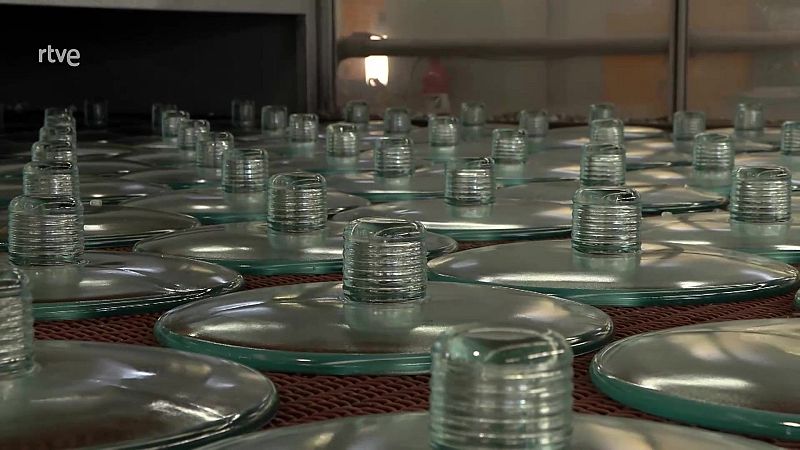 En una fábrica de aisladores de vidrio - Aquí hay trabajo | Ver