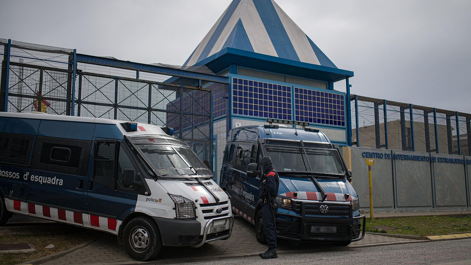 Un informe denuncia que se interna a personas con arraigo en los CIE - Telediario 1 | Ver