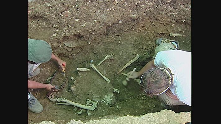 Modo Digital - Exhumación en el cementerio de Roturas de Cabañas	del Castillo (Cáceres)