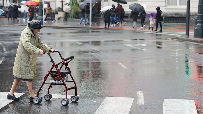 Telediario 2 - La brecha de género en pensiones: las mujeres cobran 508 euros menos al mes