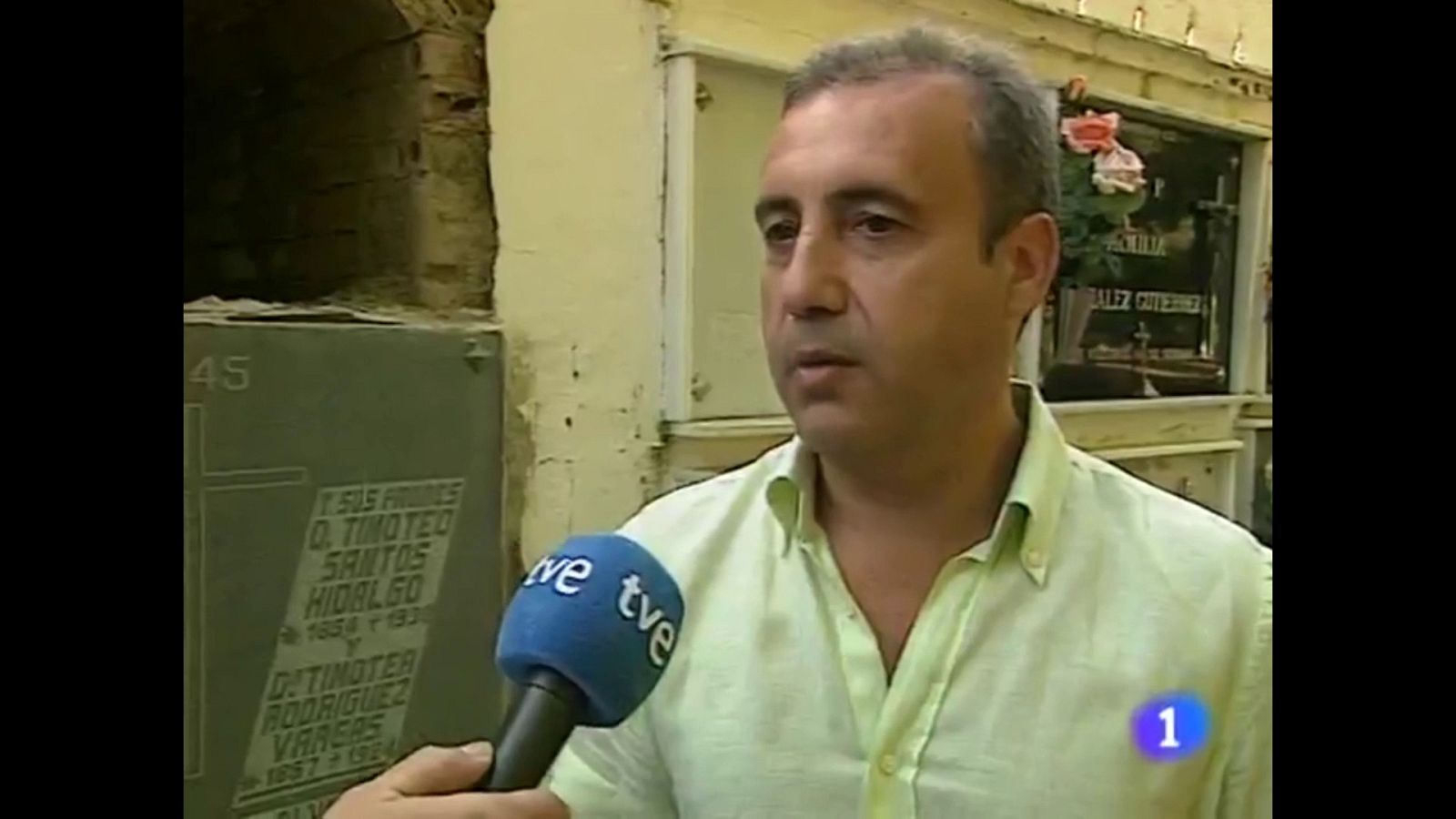 Restos en la fosa del cementerio de Cazalla de la Sierra (Sevilla) | Ver ahora