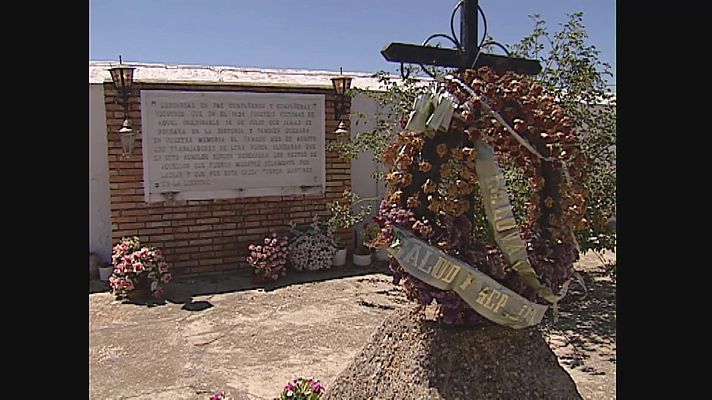 Modo Digital - Monumentos en la fosa del cementerio de Lora del Río (Sevilla)