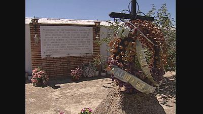Monumentos en la fosa del cementerio de Lora del Ro (Sevilla) | Ver ahora