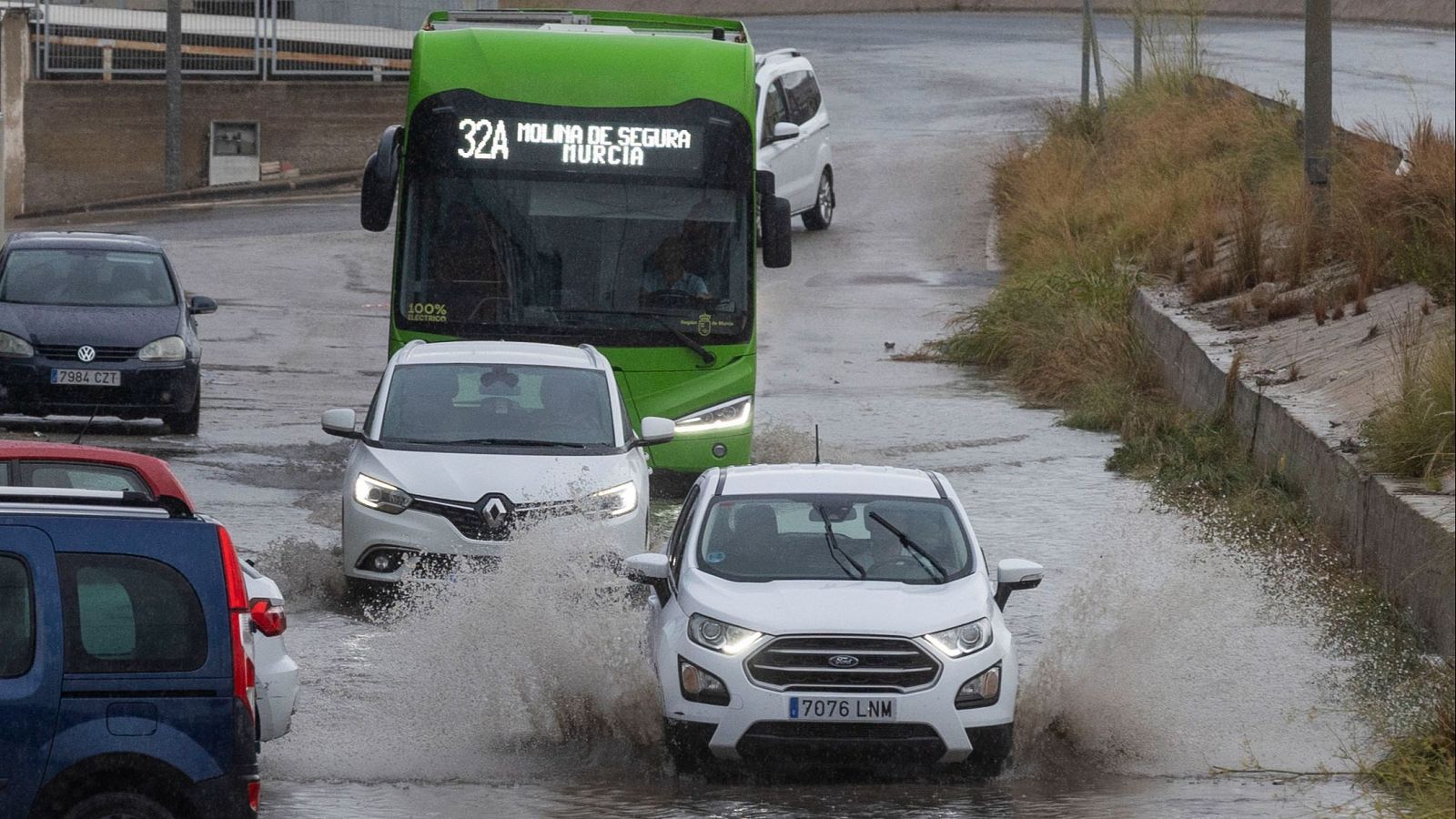 El temporal deja calles y carreteras inundadas en Murcia y Valencia | Ver