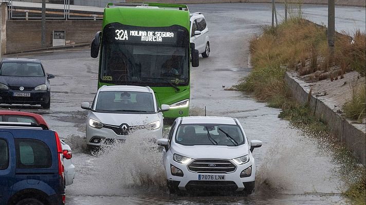 Telediario 2 - El temporal deja calles y carreteras inundadas en Murcia y Valencia