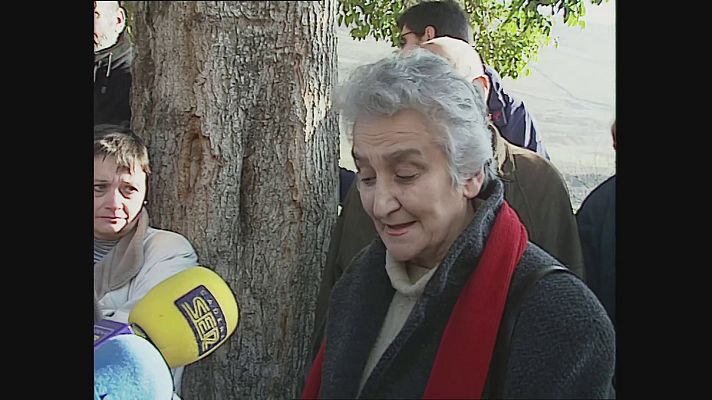 Modo Digital - Colocación de placa en el cementerio de Cangas del Narcea (Asturias)