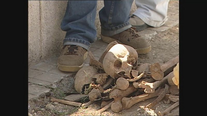 Exhumación de la fosa del cementerio de Valoria La Buena (Valladolid) | Ver ahora