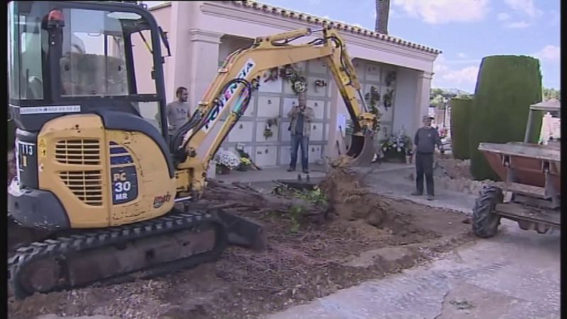 Exhumación de la fosa en el cementerio de Porreres (Mallorca) | Ver ahora