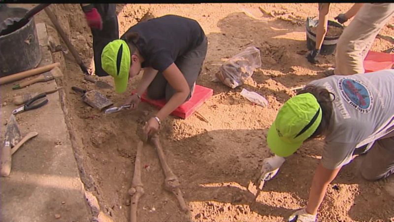 Inicio de la segunda intervención de la fosa de Porreres (Mallorca) | Ver ahora