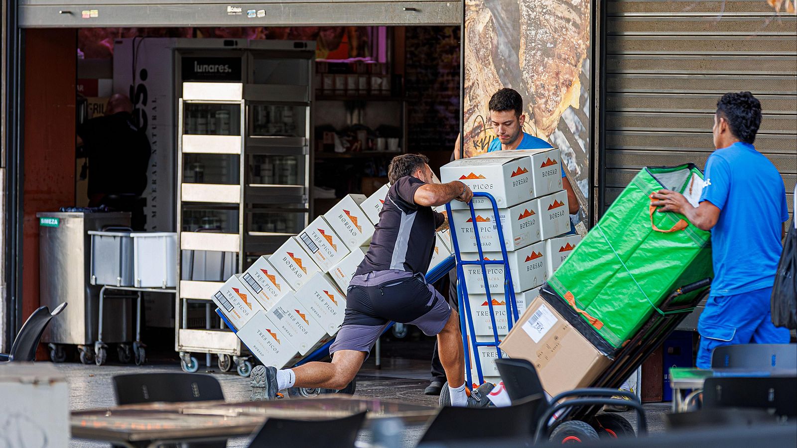 Un septiembre inusual crea 31.462 empleos y baja el paro hasta los 2,42 millones, un mínimo este mes desde 2007 - Telediario 1 | Ver