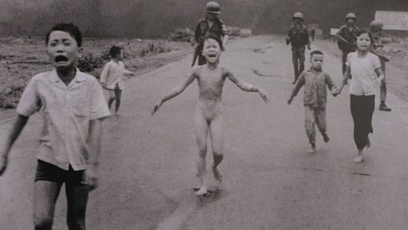 La "niña del napalm" habla sobre los horrores de la guerra del siglo XXI - Telediario 1 | Ver