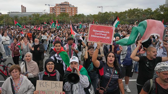 Miles de personas están concentradas en la plaza de las Drassanes de Barcelona con cánticos contra el \" genocidio de Israel\"