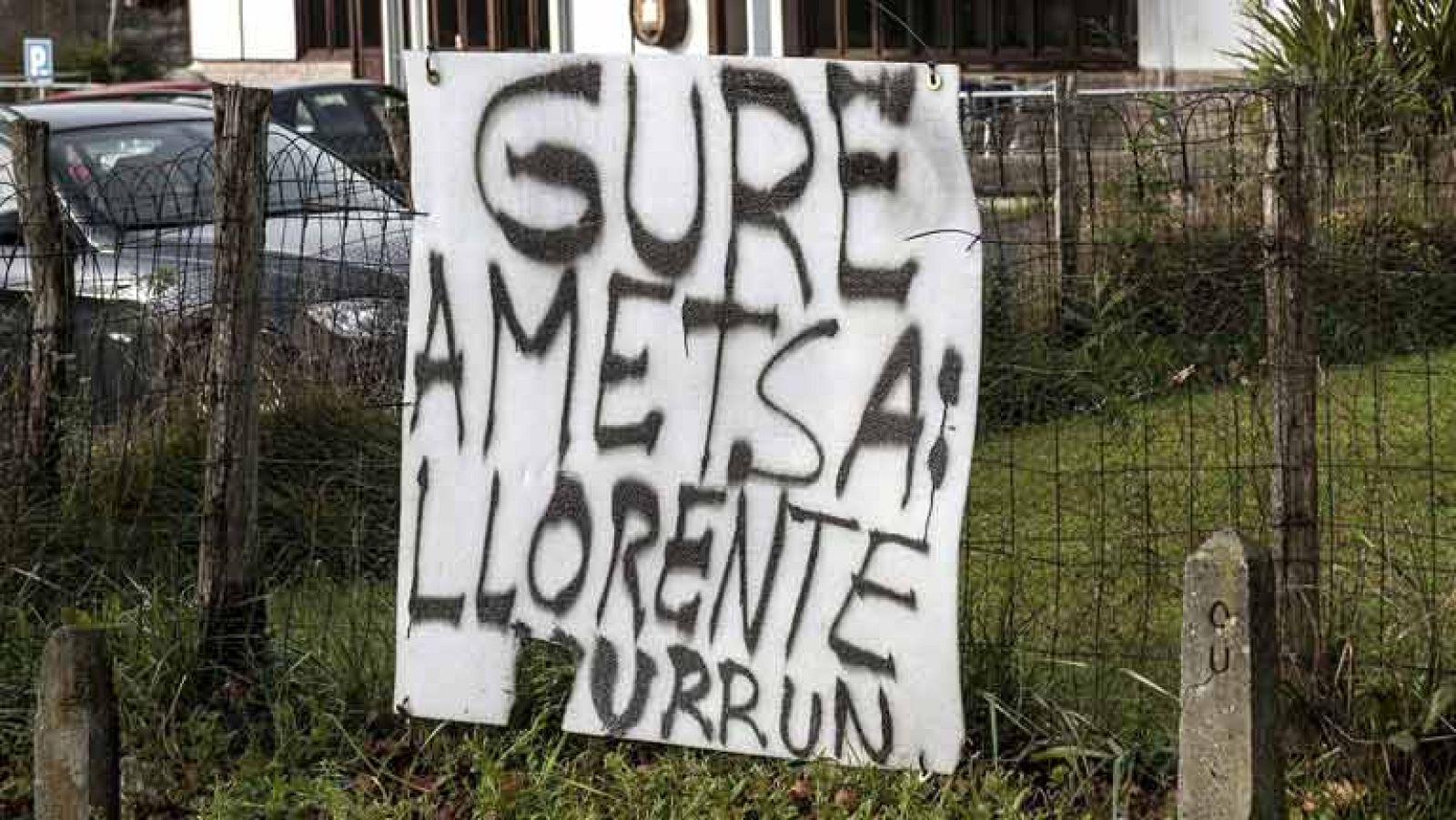 En Lezama se ha visto la reacción ante el fichaje de Llorente por la Juventus. Esa pancarta que vemos y que dice en euskera "Nuestro sueño, Llorente lejos" es en respuesta a las palabras del futbolista en la pagina web de la Juve, en las que decía qu