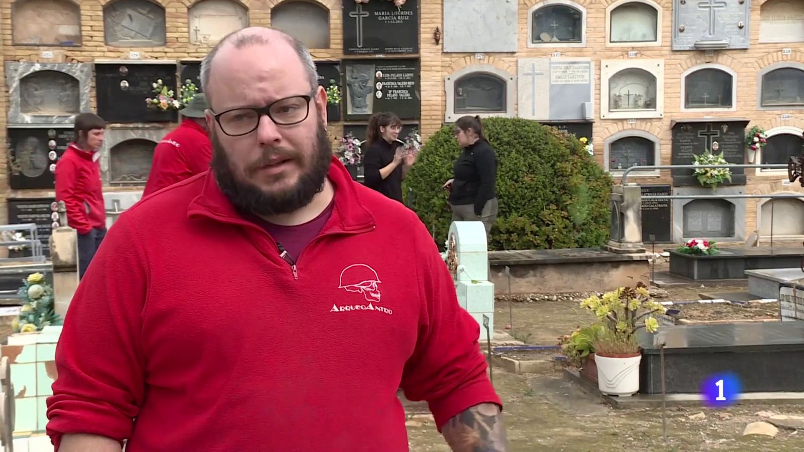 Apertura de la fosa 177 del cementerio de Paterna (Valencia) | Ver ahora