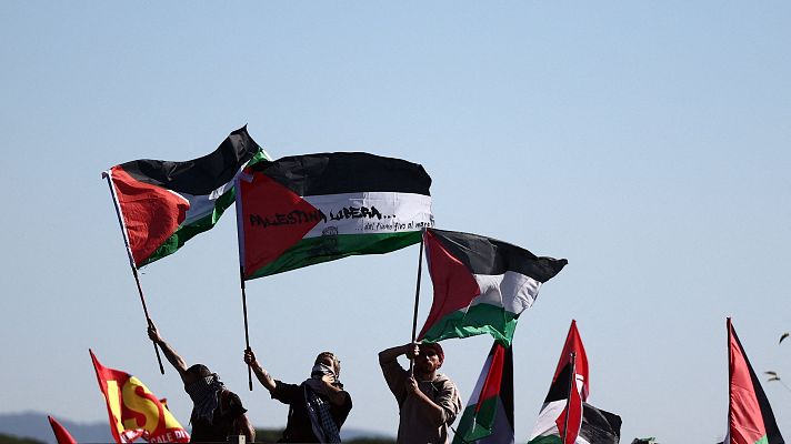 Los activistas de la flotilla detenidos tachan la intercepción y procedimientos posteriores israelíes de \"ilegales\"