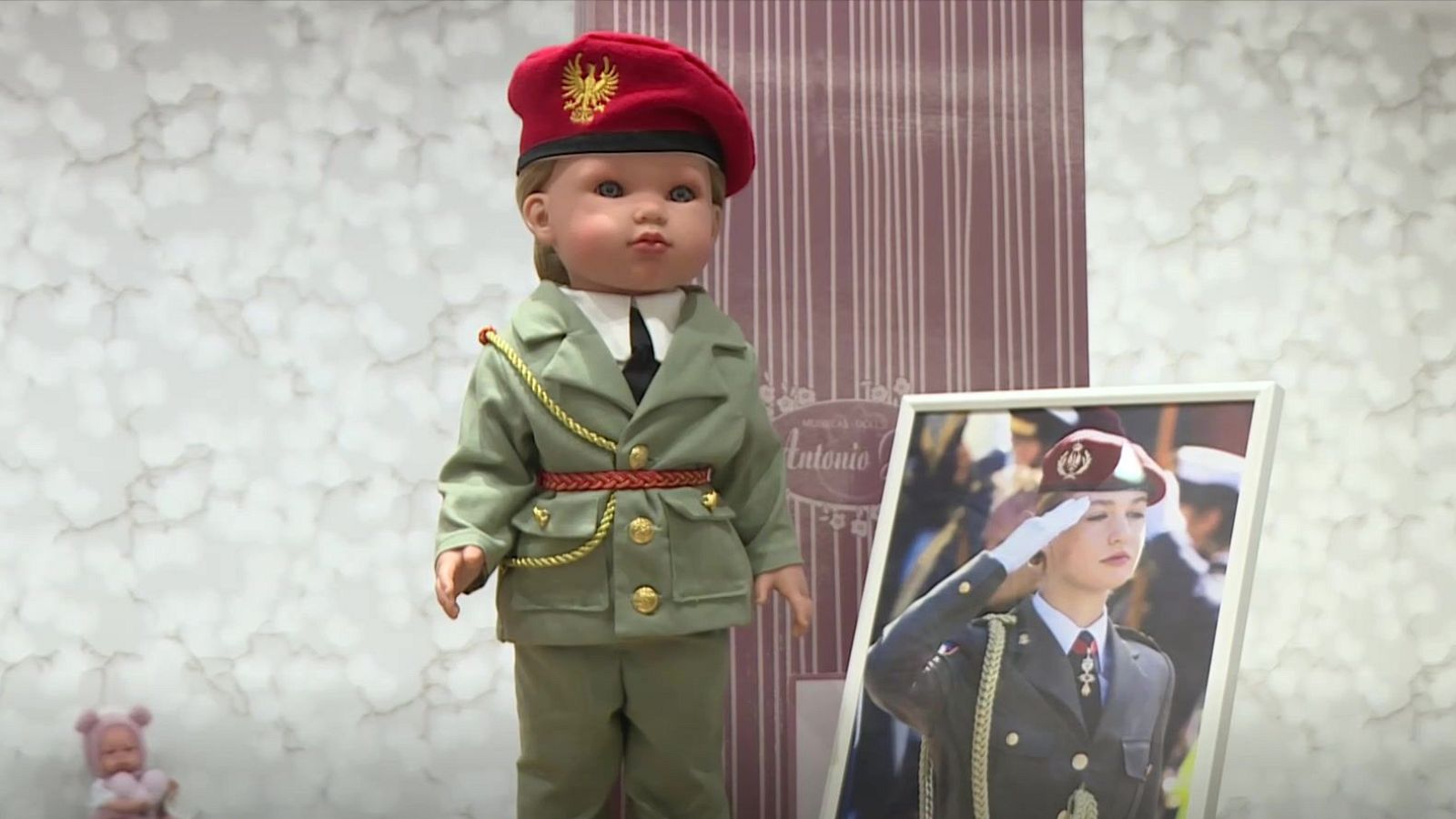 "Leonor militar", la nueva muñeca de la princesa - Telediario 1 | Ver