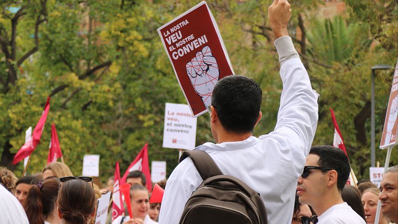 Els metges reclamen un conveni propi, menys guàrdies i més facultatius