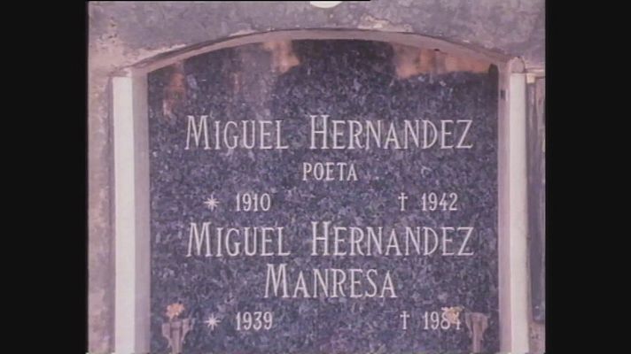 Fue noticia en el Archivo de RTVE - Traslado de los restos de Miguel Hernández en el Cementerio Municipal (Alicante)