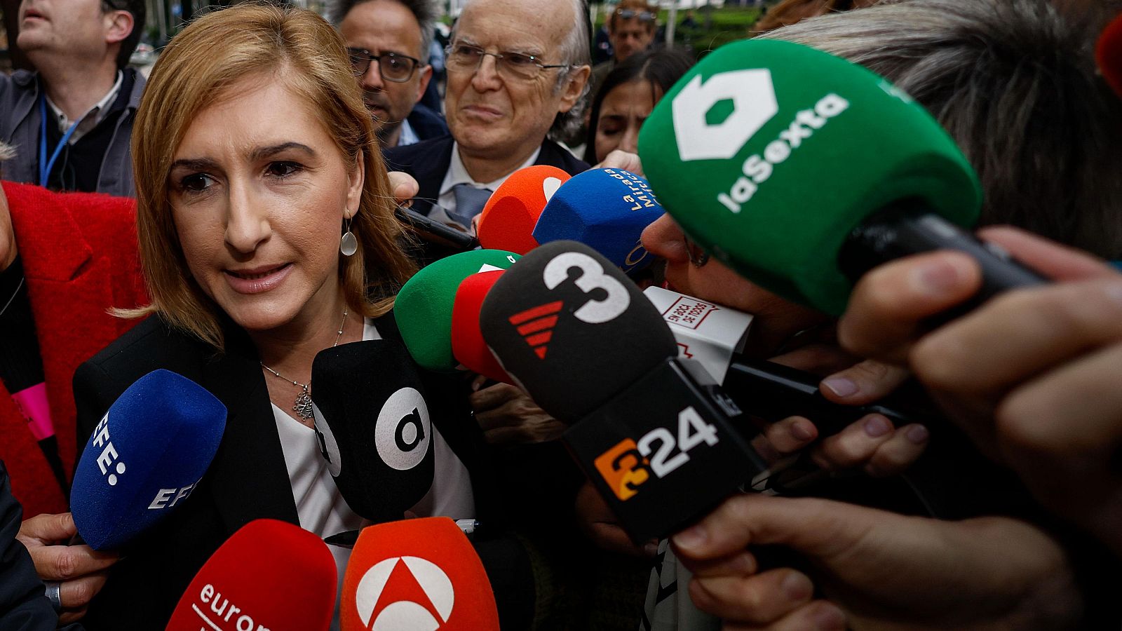 Un nuevo vídeo del Cecopi confirma que el día de la dana se planteó enviar la alerta 3 horas antes - Telediario 2 | Ver