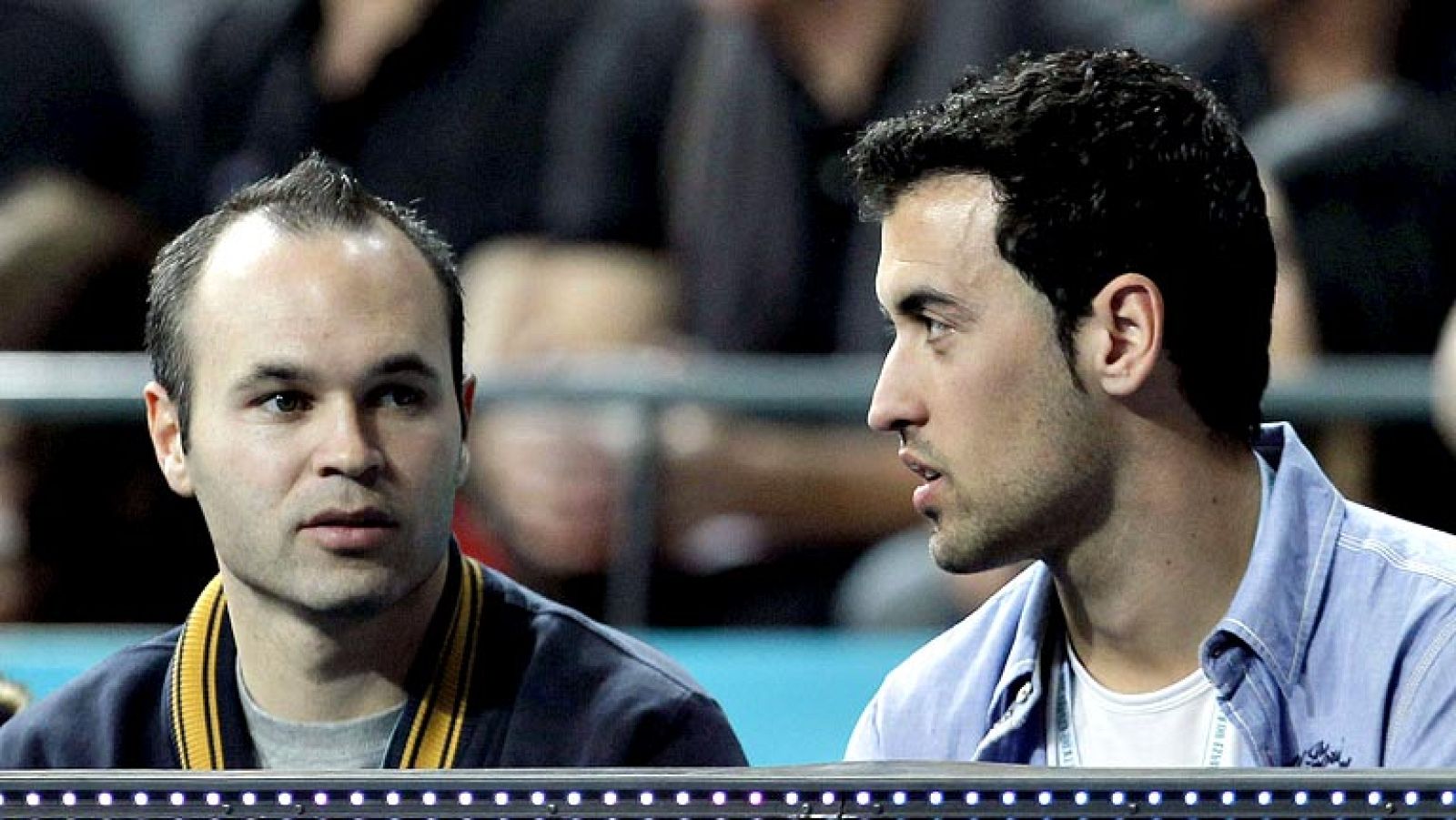 El Palau ha visto como personalidades del balonmano como David Barrufet, Talant Dujshebaev o Iñaki Urdangarín no quisieron dejar pasar la oportunidad de ver el partido España - Eslovenia. Otros como Iniesta o Busquets tampoco faltaron.