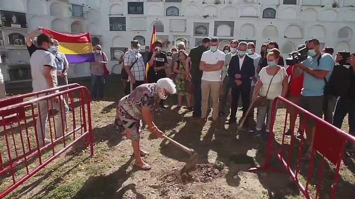 Modo Digital - Acto simbólico en el cementerio viejo de Jimena de la Frontera (Cádiz)