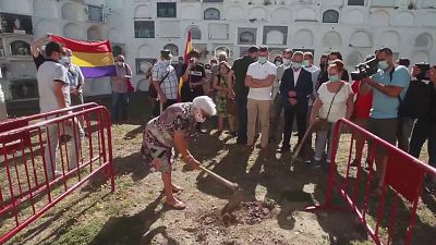 Acto simb�lico en el cementerio viejo de Jimena de la Frontera (C�diz) | Ver ahora