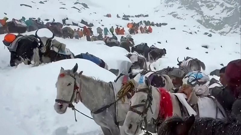Cientos de senderistas, atrapados por una tormenta de nieve en el Everest - Informativo 24h | Ver