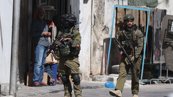 Soldados israelíes toman posiciones durante una incursión militar en la ciudad cisjordana de Nablus