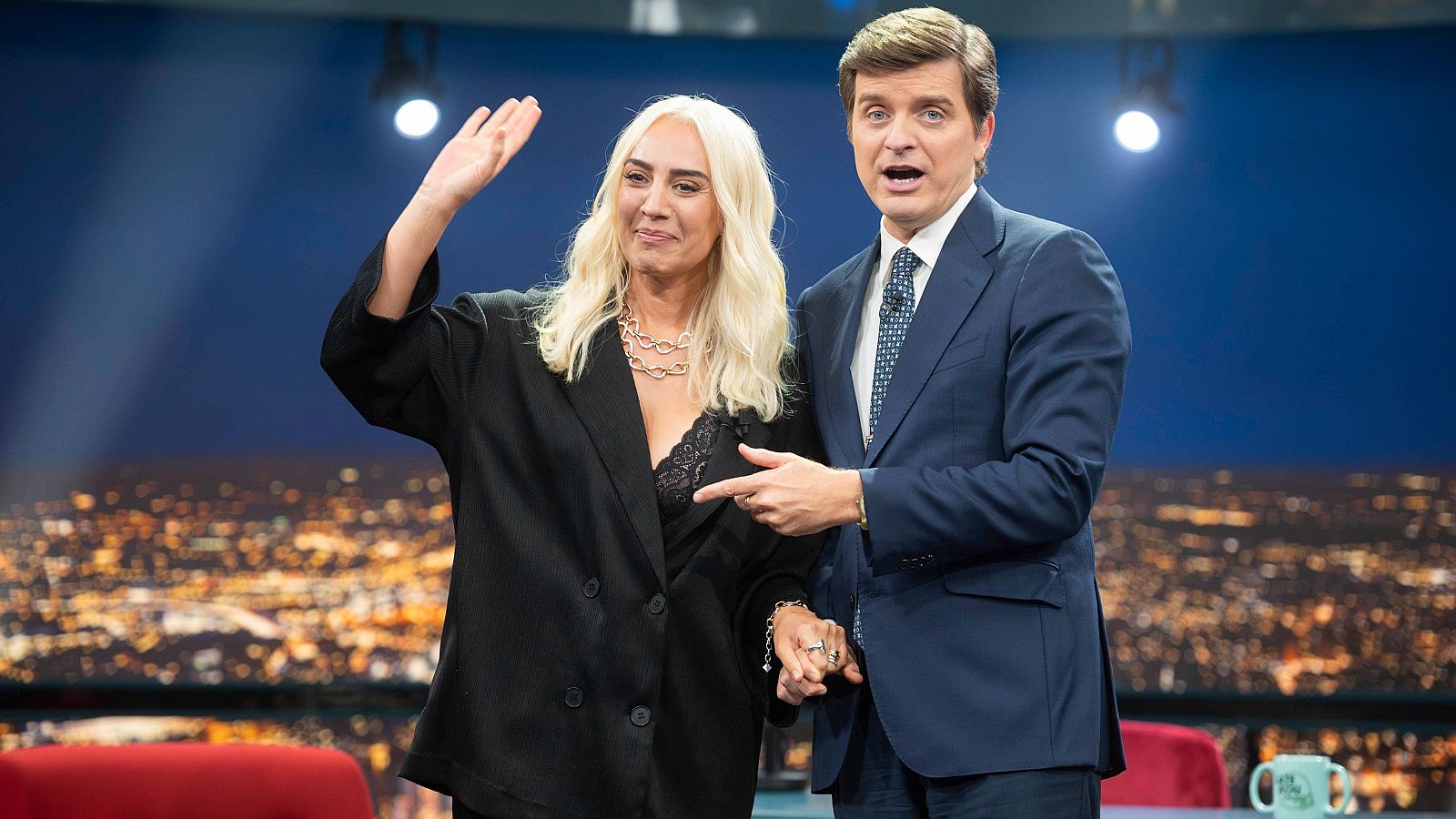 La cantante y compositora figuerense se sienta en el sillón de los invitados de Marc Giró para presentarnos la gira internacional que conmemora sus 30 años sobre los escenarios y el nuevo single que acaba de lanzar, Por un like, producido por el dueto Nebulossa.