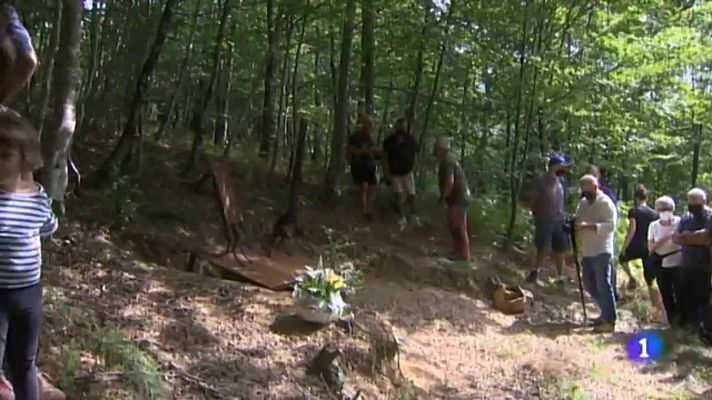 Telenavarra - Homenaje a Martzelo Lasa Zebeiro en la fosa de Lizarrusti (Navarra)